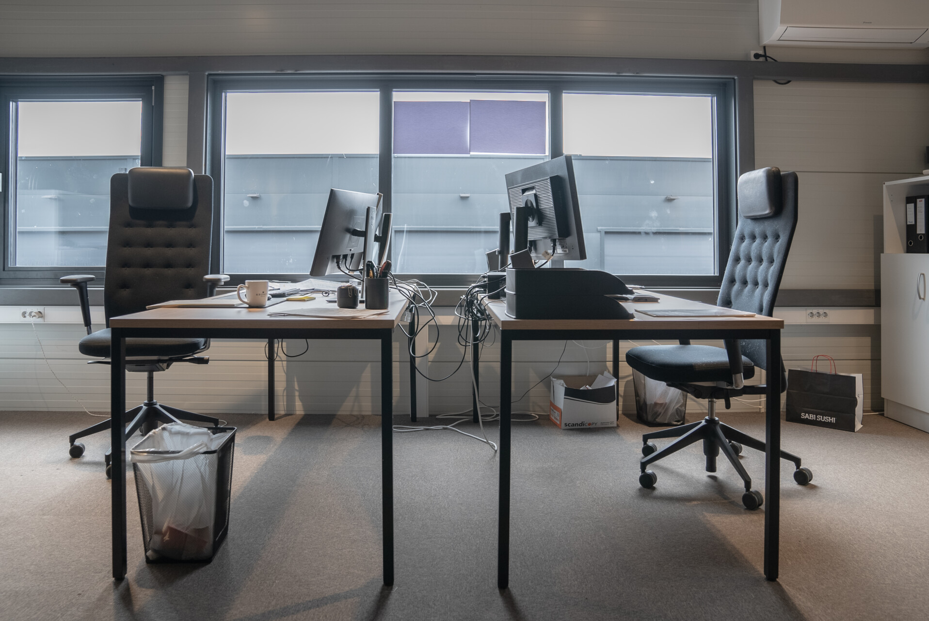 Innvendig i lagerseksjon innredet som kontor - Lagerrommet.no
